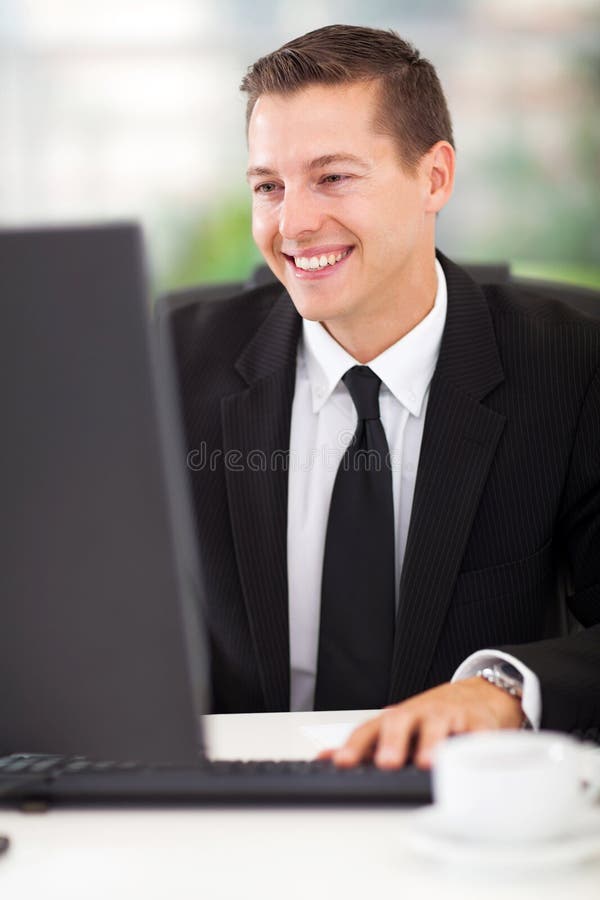 Zakenman werkende computer royalty-vrije stock fotografie Zakenman werkende computer royalty-vrije stock fotografie