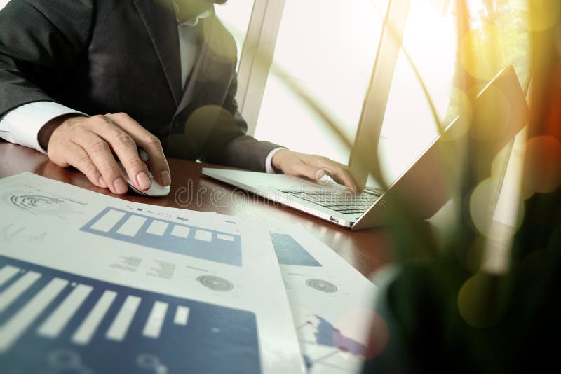 Zakenmanhand die met nieuwe moderne computer werken royalty-vrije stock foto Zakenmanhand die met nieuwe moderne computer werken royalty-vrije stock foto