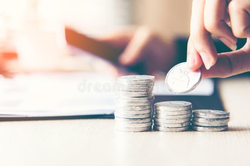 Zakenmanhand die stapel van de dekking van het muntstukgeld het groeien installatie voor het investeringsfinanciële verslag zette stock afbeeldingen Zakenmanhand die stapel van de dekking van het muntstukgeld het groeien installatie voor het investeringsfinanciële verslag zette stock afbeeldingen