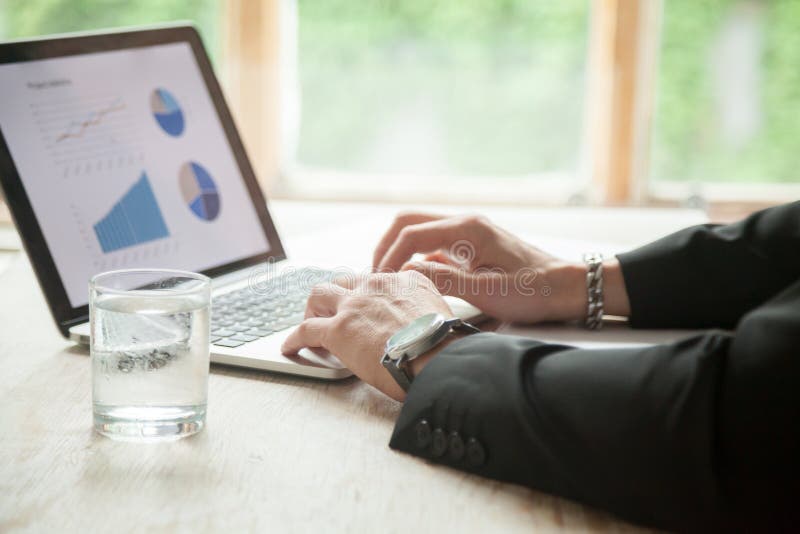 Zakenmanhanden die PC-laptop met behulp van, die met statistieken, clos werken royalty-vrije stock afbeelding Zakenmanhanden die PC-laptop met behulp van, die met statistieken, clos werken royalty-vrije stock afbeelding