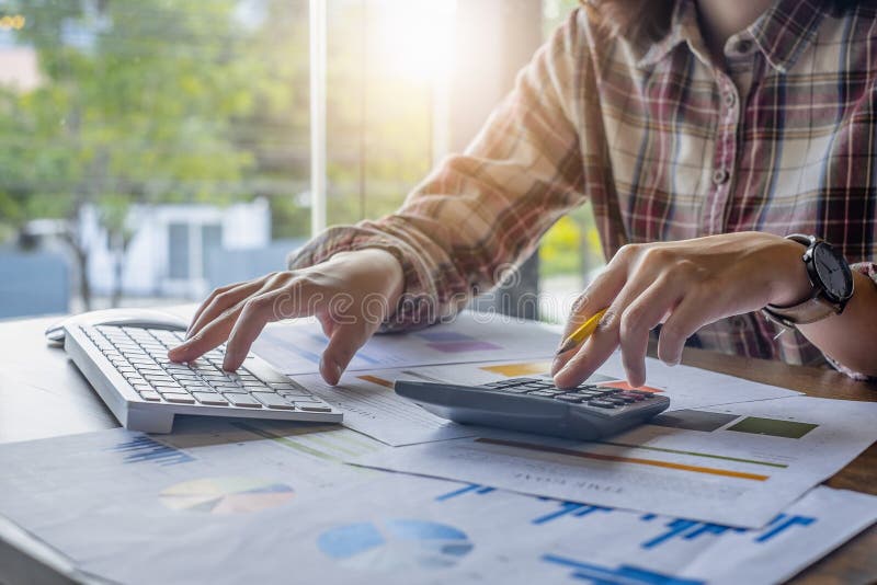 Zakenmanhanden pen houden die werkend aan calculator en financiële administratie Rekening en Besparingsconcept stock afbeelding Zakenmanhanden pen houden die werkend aan calculator en financiële administratie Rekening en Besparingsconcept stock afbeelding