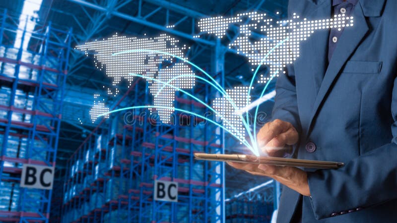 Zakenmanmanager die tabletcontrole en controle voor arbeiders met de Moderne logistiek van het Handelspakhuis gebruiken Zakenmanmanager die tabletcontrole en controle voor arbeiders met de Moderne logistiek van het Handelspakhuis gebruiken