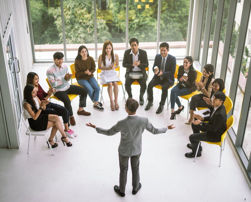 Zakenmanspreker die een bespreking geven op commerciële vergadering Publiek in conferentieruimte stock afbeeldingen Zakenmanspreker die een bespreking geven op commerciële vergadering Publiek in conferentieruimte stock afbeeldingen