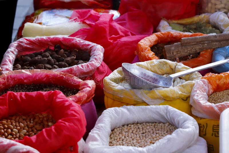Zakken van producten in een marktkraam van Shaxi in Yunnan, China royalty-vrije stock afbeeldingen Zakken van producten in een marktkraam van Shaxi in Yunnan, China royalty-vrije stock afbeeldingen