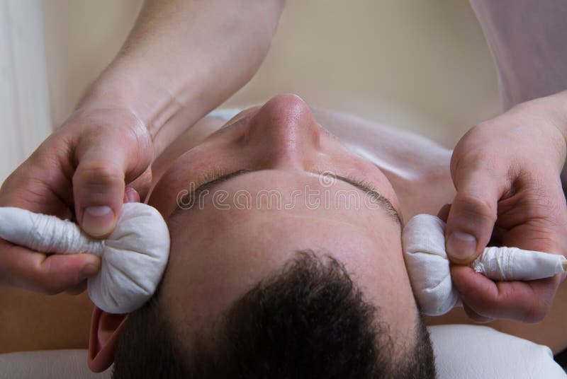 Zakkenmassage op tempelshoofd royalty-vrije stock afbeelding Zakkenmassage op tempelshoofd royalty-vrije stock afbeelding
