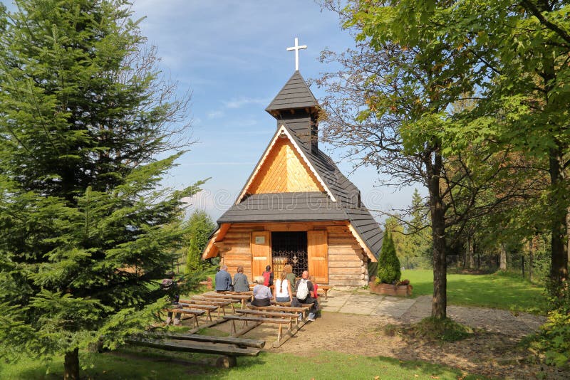 ZAKOPANE, POLOGNE - 16 SEPTEMBRE 2014 : Chapelle en bois en colline Zakopane, montagnes de Gubalowka de Tatras photos libres de droits ZAKOPANE, POLOGNE - 16 SEPTEMBRE 2014 : Chapelle en bois en colline Zakopane, montagnes de Gubalowka de Tatras photos libres de droits