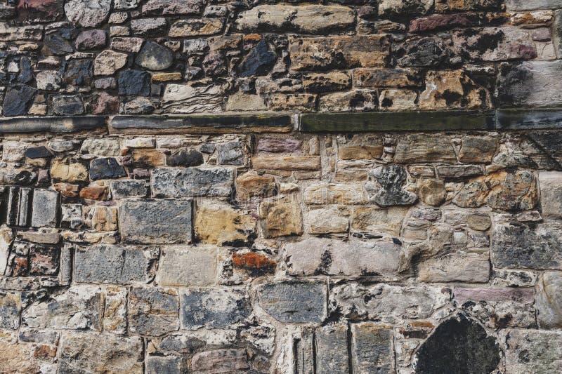 Zakończenia up szczegółów wzór tło tekstura kamienny ściana z cegieł na antycznym fortecznym budynku od średniowiecznej architekt obrazy stock Zakończenia up szczegółów wzór tło tekstura kamienny ściana z cegieł na antycznym fortecznym budynku od średniowiecznej architekt obrazy stock