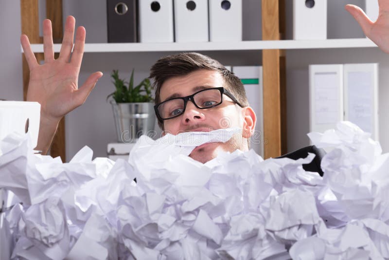 Zakończenie biznesmen Za rozsypiskiem Zmięty papier obrazy royalty free Zakończenie biznesmen Za rozsypiskiem Zmięty papier obrazy royalty free