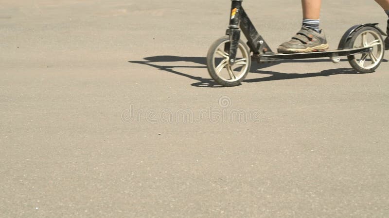 Zakończenie cieki chłopiec w sneakers na hulajnoga