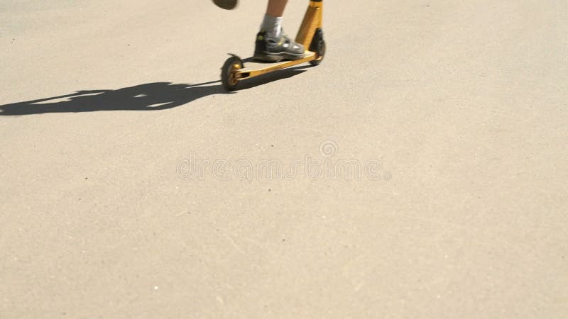 Zakończenie cieki chłopiec w sneakers na hulajnoga