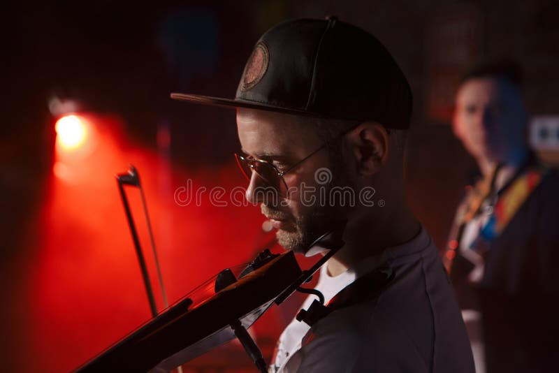 Zakończenie fotografia bawić się elektrycznego skrzypce mężczyzna fotografia royalty free Zakończenie fotografia bawić się elektrycznego skrzypce mężczyzna fotografia royalty free