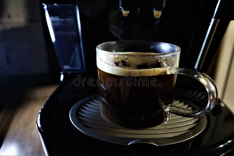 Zakończenie kawy espresso dolewanie od kawowej maszyny obraz stock Zakończenie kawy espresso dolewanie od kawowej maszyny obraz stock