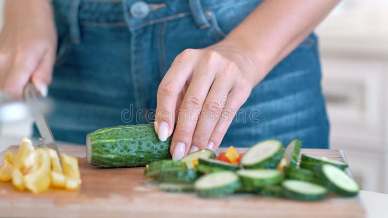 Zakończenie kobieta wręcza tnących świeżych lat warzywa używać nożowej kulinarnej zdrowej jarskiej sałatki