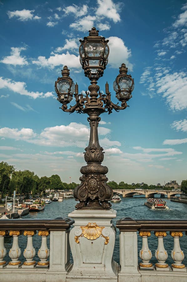 Zakończenie lavishly dekorująca lampa na Alexandre III moscie przy wonton rzeką w Paryż zdjęcia stock Zakończenie lavishly dekorująca lampa na Alexandre III moscie przy wonton rzeką w Paryż zdjęcia stock