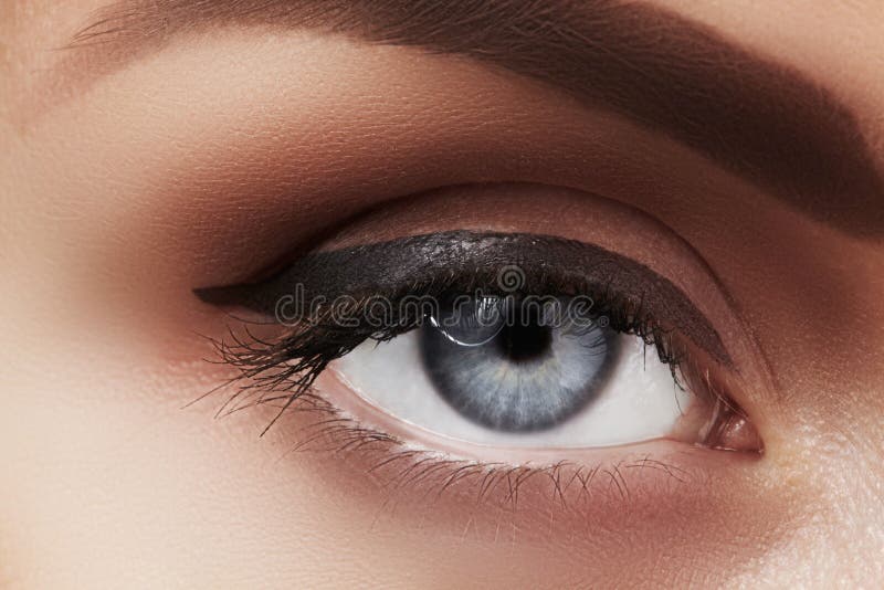 Zakończenie makro- piękny żeński oko z perfect kształt brwiami Czysta skóra, mody naturel makijaż Dobry wzrok fotografia royalty free Zakończenie makro- piękny żeński oko z perfect kształt brwiami Czysta skóra, mody naturel makijaż Dobry wzrok fotografia royalty free