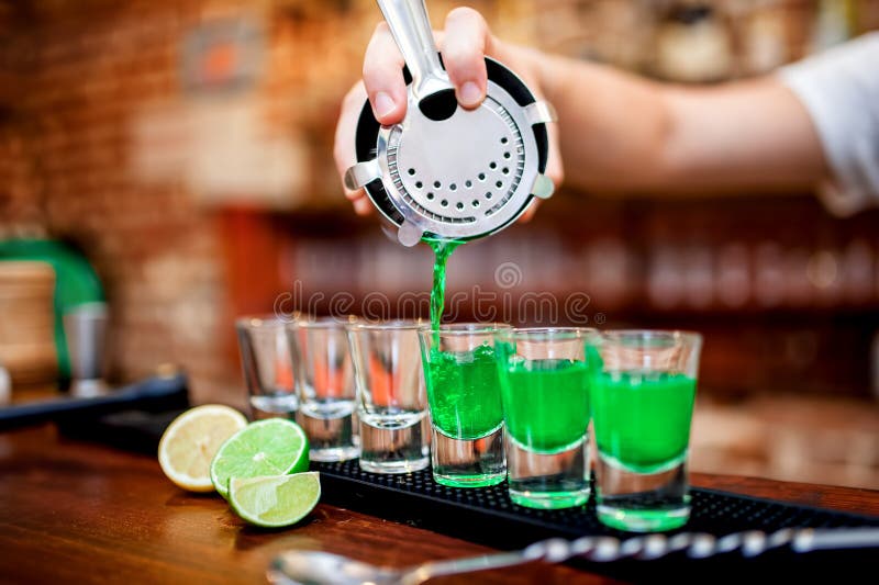Zakończenie nalewa alkoholicznego napój barman ręka fotografia royalty free Zakończenie nalewa alkoholicznego napój barman ręka fotografia royalty free