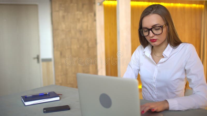 Zakończenie piękny businesslady działanie na laptopie w biurze 4 K