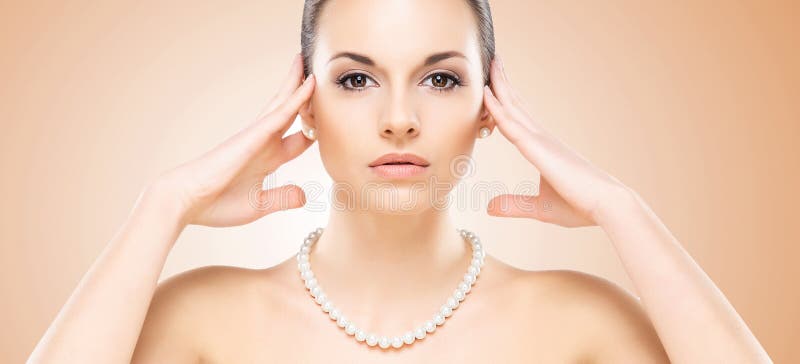 Zakończenie portret atrakcyjna caucasian dziewczyna z perłami zdjęcie stock Zakończenie portret atrakcyjna caucasian dziewczyna z perłami zdjęcie stock