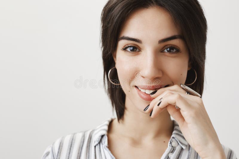Zakończenie portret bajecznie powabna kobieta ono uśmiecha się sensually i trzyma rękę na wardze z krótkim ciemnym włosy, być wew zdjęcie stock Zakończenie portret bajecznie powabna kobieta ono uśmiecha się sensually i trzyma rękę na wardze z krótkim ciemnym włosy, być wew zdjęcie stock