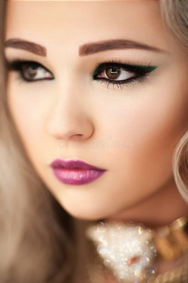 Zakończenie portret młoda piękna kobieta obraz royalty free Zakończenie portret młoda piękna kobieta obraz royalty free
