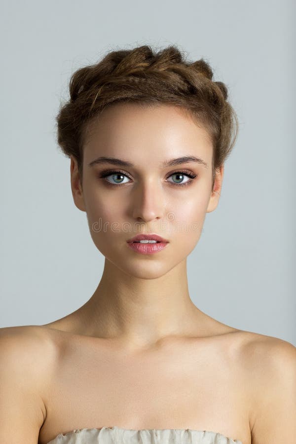 Zakończenie portret młoda piękna kobieta z perfect zdrowym zdjęcia royalty free Zakończenie portret młoda piękna kobieta z perfect zdrowym zdjęcia royalty free