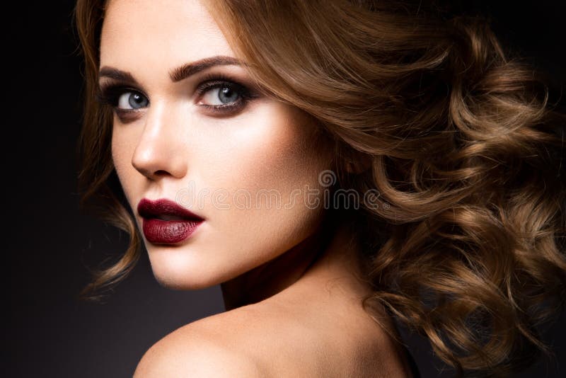 Zakończenie portret piękna kobieta z jaskrawym obraz royalty free