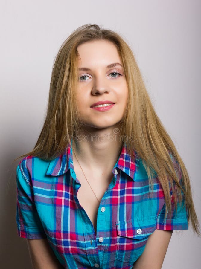 Zakończenie portret seksowna młoda dziewczyna w cajgach i szkockiej kraty koszula fotografia stock Zakończenie portret seksowna młoda dziewczyna w cajgach i szkockiej kraty koszula fotografia stock