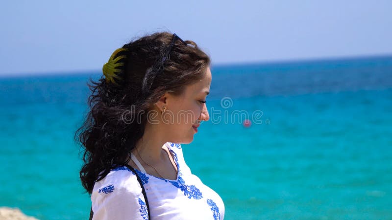 Zakończenie portret świeży i piękny młody moda modela pozować plenerowy w pogodnej pogodzie piękny portret fotografia royalty free Zakończenie portret świeży i piękny młody moda modela pozować plenerowy w pogodnej pogodzie piękny portret fotografia royalty free