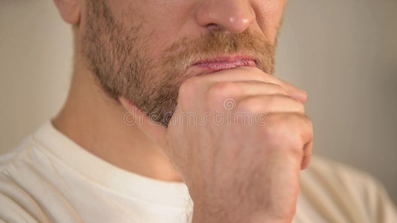 Zakończenie poważny młody człowiek z brody nacierania podbródkiem, mieć wątpienie, myśleć zdjęcia stock Zakończenie poważny młody człowiek z brody nacierania podbródkiem, mieć wątpienie, myśleć zdjęcia stock