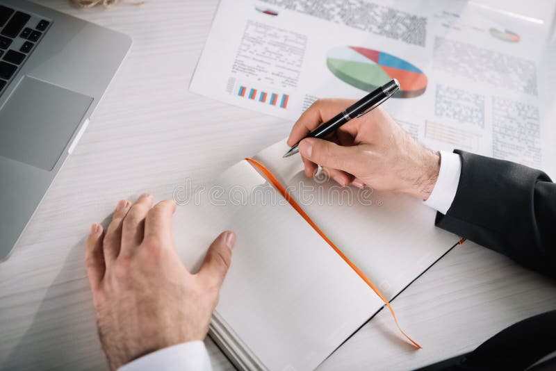zakończenie strzelający biznesmena writing zdjęcia stock zakończenie strzelający biznesmena writing zdjęcia stock