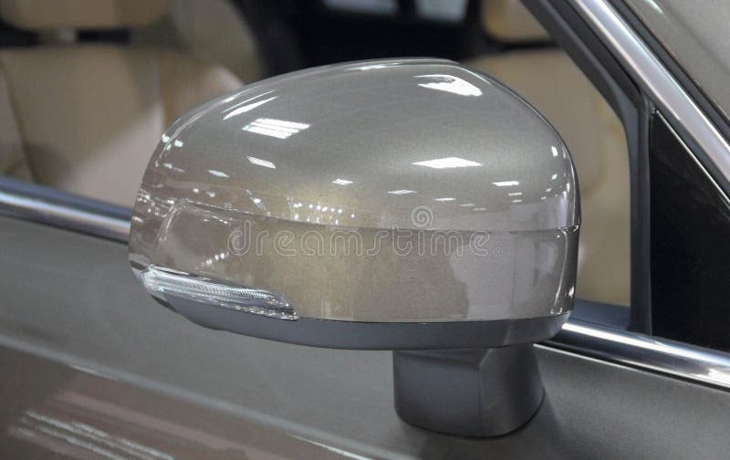 Zakończenie up brown tylni widoku lustro SUV obraz stock Zakończenie up brown tylni widoku lustro SUV obraz stock