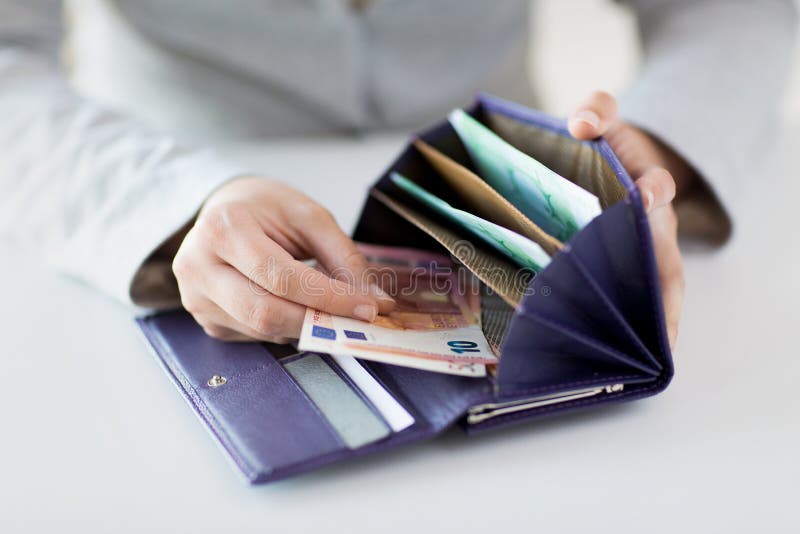 Zakończenie up kobiet ręki z portflem i euro pieniądze obraz stock Zakończenie up kobiet ręki z portflem i euro pieniądze obraz stock