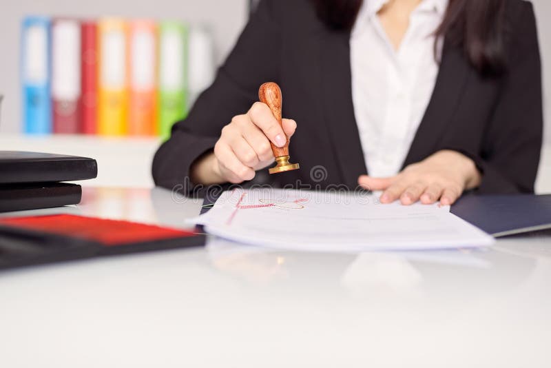 Zakończenie up na kobieta notariusza społeczeństwa ręce stempluje dokument