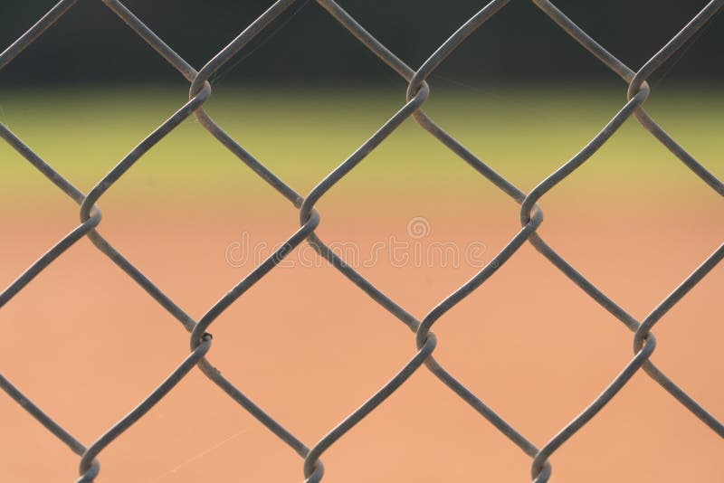 Zakończenie up ogrodzenie przy baseballa polem z polem zewnętrzn i polem bramkowym zamazywał w tle obrazy stock