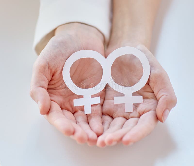 Zakończenie up szczęśliwa lesbian para z venus symbolem obraz royalty free Zakończenie up szczęśliwa lesbian para z venus symbolem obraz royalty free