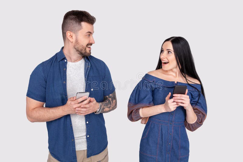 Zakończenie w górę fotografii zadziwia ona on on jego dama faceta telefonu telefonu ręk mądrze ręki czyta czytelnik wiadomości sp obraz royalty free Zakończenie w górę fotografii zadziwia ona on on jego dama faceta telefonu telefonu ręk mądrze ręki czyta czytelnik wiadomości sp obraz royalty free
