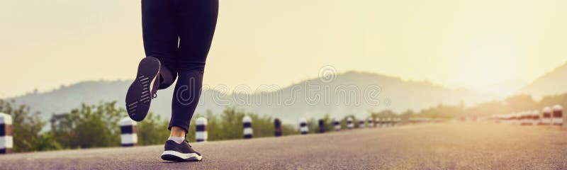 Zakończenie w górę kobiety nogi w działającym początku dosięgać cel Jogging trening i sporta styl ?ycia zdrowy poj?cie
