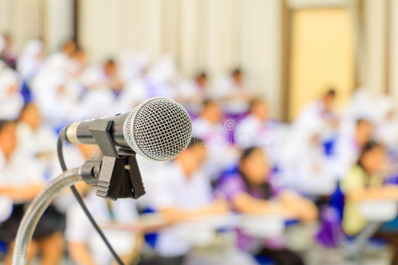 Zakończenie w górę mikrofonu stojaka na stole w konferenci i tło zamazujemy wewnętrznego seminaryjnego pokój konferencyjnego obraz royalty free