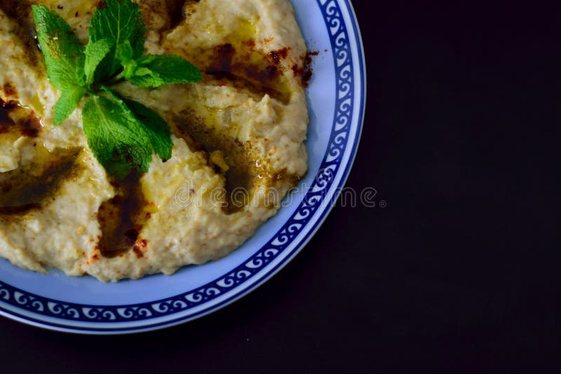 Zakończenie w górę odgórnego widoku Hummus jest upadem robić od Lewantyńskim rozszerzaniem się lub chickpeas lub innych fasoli go zdjęcia stock Zakończenie w górę odgórnego widoku Hummus jest upadem robić od Lewantyńskim rozszerzaniem się lub chickpeas lub innych fasoli go zdjęcia stock