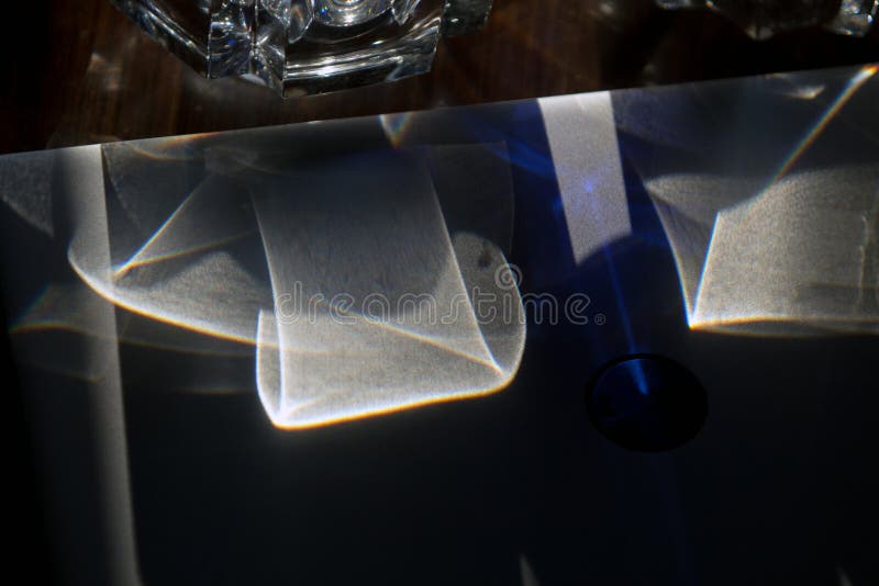 Zakończenie w górę odgórnego widoku ultrabook z piaskowatego matte metalu popielatym deklem pod ładnymi krystalicznymi światłami zdjęcie stock Zakończenie w górę odgórnego widoku ultrabook z piaskowatego matte metalu popielatym deklem pod ładnymi krystalicznymi światłami zdjęcie stock