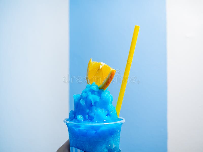 Zakończenie w górę świeżego błękitnego cytryny smoothie z pokrojonym żółtym wapnem i kolor żółty pije słomę w plastikowej filiżan fotografia royalty free Zakończenie w górę świeżego błękitnego cytryny smoothie z pokrojonym żółtym wapnem i kolor żółty pije słomę w plastikowej filiżan fotografia royalty free