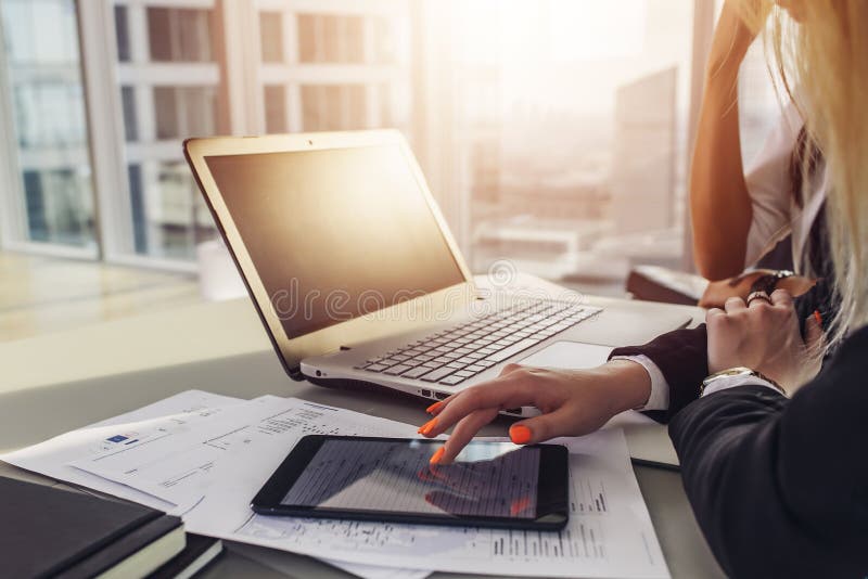 Zakończenie widok biurowy biurko: laptop, notatniki, papiery, pastylka komputer przy nowożytnym apartament na najwyższym piętrze obraz stock Zakończenie widok biurowy biurko: laptop, notatniki, papiery, pastylka komputer przy nowożytnym apartament na najwyższym piętrze obraz stock