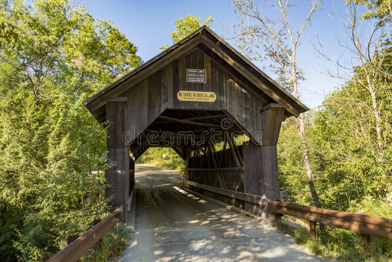 Zakrywający Bridżowy Złocisty strumyk w Stowe Vermont