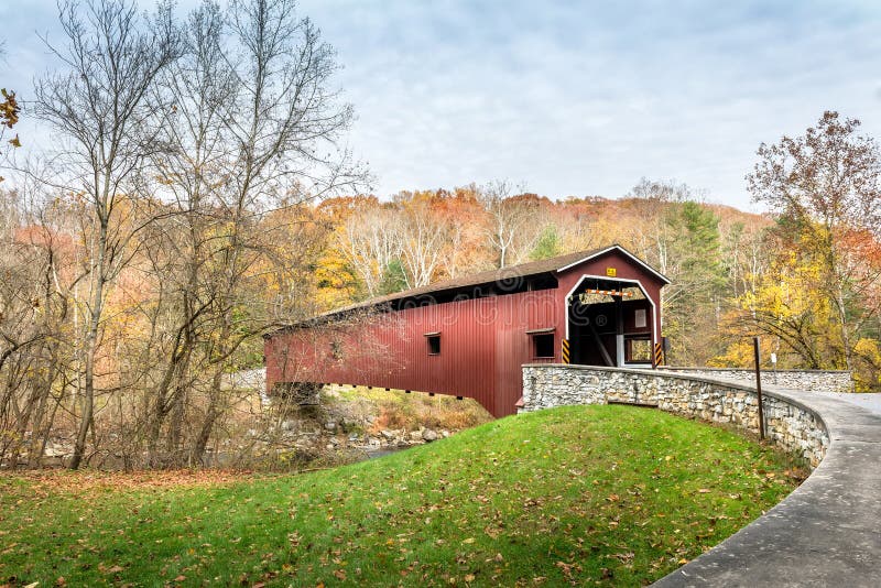 Zakrywający most w Pennsylwania podczas jesieni