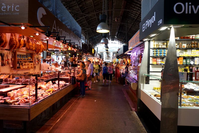 Zakupy arkada antyczny rynek Boqueria w Barcelona obrazy stock Zakupy arkada antyczny rynek Boqueria w Barcelona obrazy stock