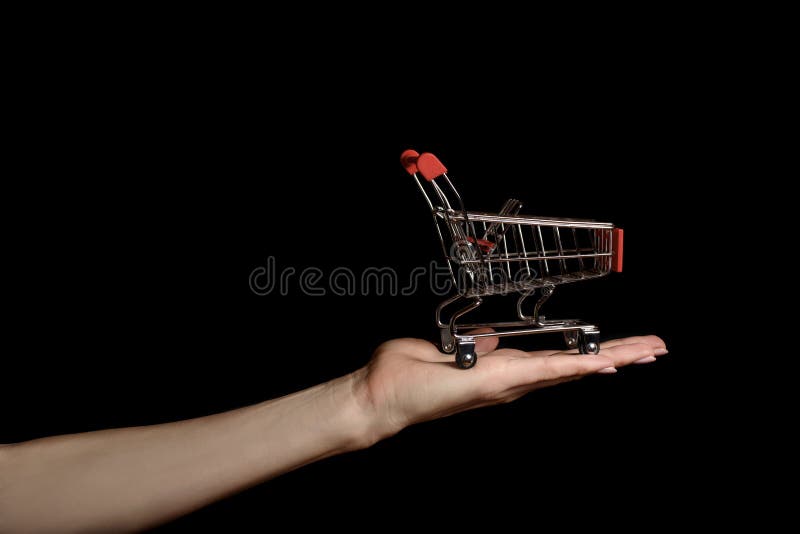 Zakupy tramwaj na żeńskiej palmie na ciemnym tle bagaże tła koncepcję czworonożne zakupy białą kobietę zdjęcie stock Zakupy tramwaj na żeńskiej palmie na ciemnym tle bagaże tła koncepcję czworonożne zakupy białą kobietę zdjęcie stock