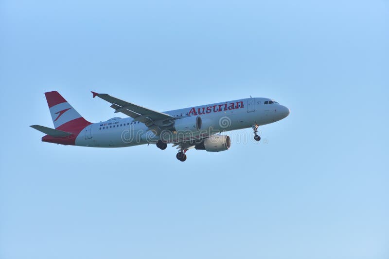 Zakynthos, Grece - 28 de junio de 2019: Aeroplano del austriaco sobre el aeropuerto de la isla de Zakynthos en Grece imágenes de archivo libres de regalías