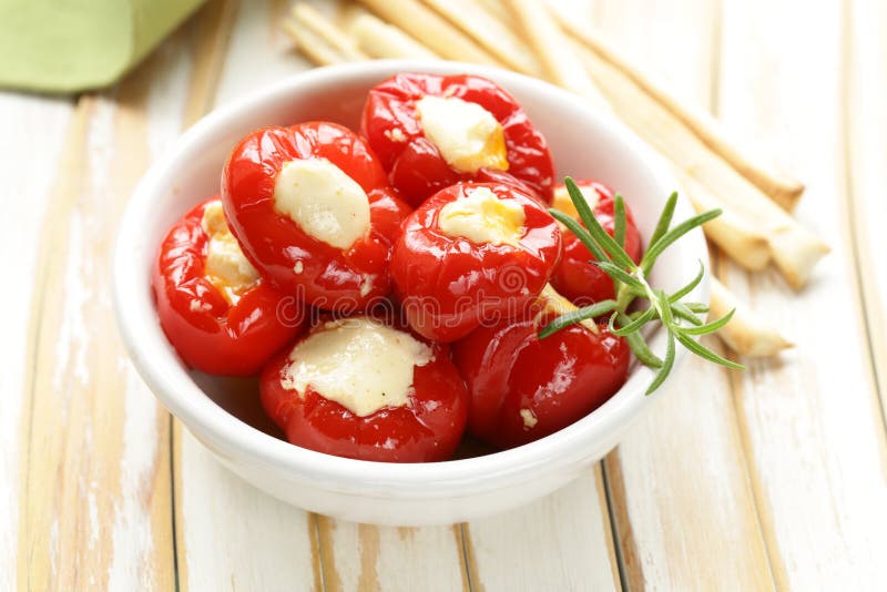 Zakąsek antipasti słodcy pieprze faszerujący z serem zdjęcie stock Zakąsek antipasti słodcy pieprze faszerujący z serem zdjęcie stock