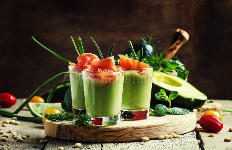 Zakąska z uwędzonym łososia i avocado mousse, słuzyć w szkle obraz royalty free Zakąska z uwędzonym łososia i avocado mousse, słuzyć w szkle obraz royalty free