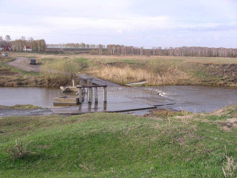 Zalewający drogowy niebezpieczny przejście przez rzeki w powodzi na zniszczonej bridżowej katastrofie naturalnej w Syberia zdjęcia stock Zalewający drogowy niebezpieczny przejście przez rzeki w powodzi na zniszczonej bridżowej katastrofie naturalnej w Syberia zdjęcia stock